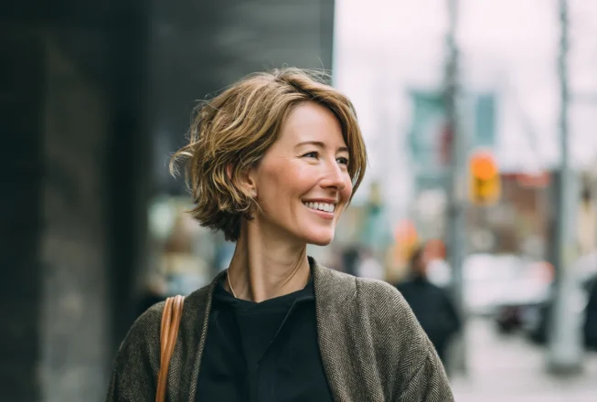 Жінка з коротким хвилястим бобом на вулиці