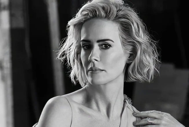 Портрет Сари Полсон в чорно-білих кольорах